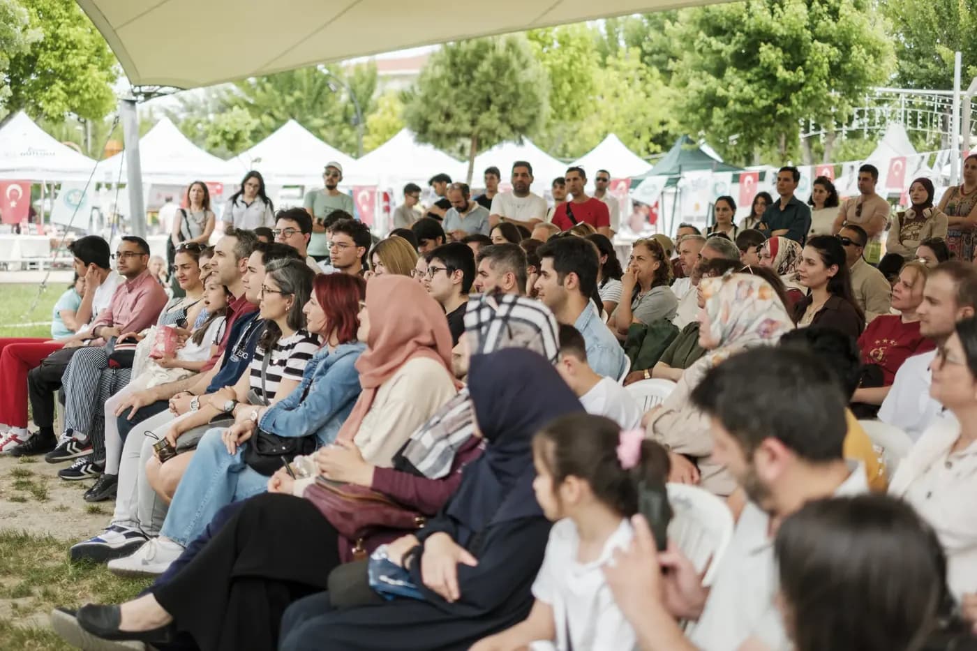 Manisa Kitap Fuarı'nda açık havada söyleşi izleyen kalabalık