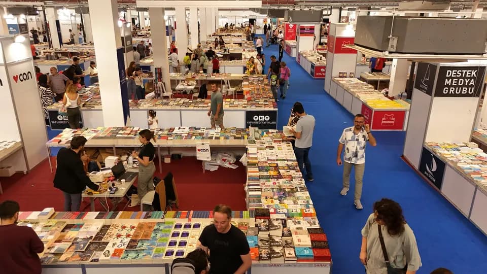 Aydın Kitap Fuarı stant koridorları