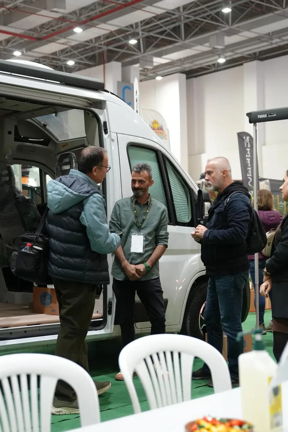 GitFest'te karavan önünde ziyaretçiler