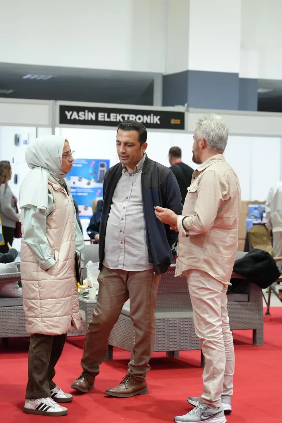 GitFest İzmir'de stant önünde sohbet eden ziyaretçiler