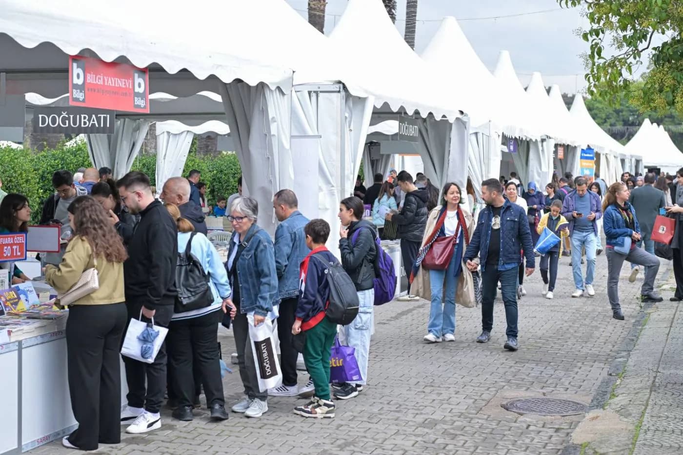 İZKİTAP'ta yayınevi çadırları önünde kitap seçen kalabalık