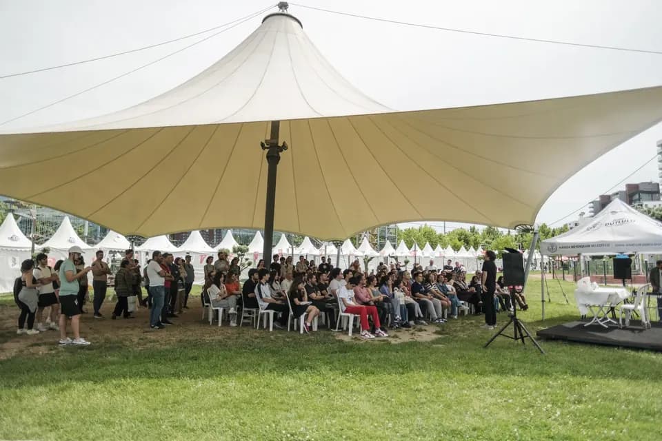 Manisa Kitap Fuarı'nda çadır altında söyleşi izleyen kalabalık