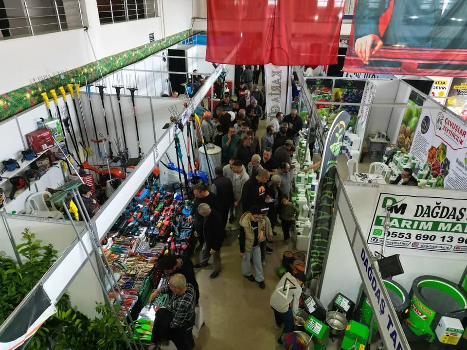 Manisa Tarım Fuarı'nda kalabalık stant koridoru